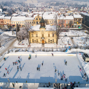 Nowy Targ, miasto w zimowej scenerii z lodowiskiem przed ratuszem. EU, PL, malopolskie, Lotnicze